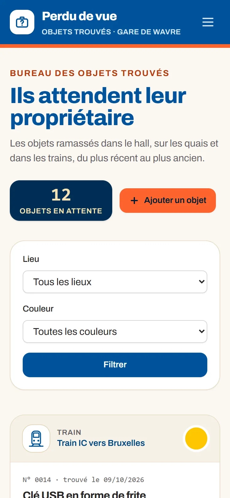 L'écran d'un téléphone sur la liste de la solution, 375 pixels de large : l'en-tête bleu avec un bouton de menu, le titre « Ils attendent leur propriétaire », le compteur de douze objets en attente, les deux filtres empilés au-dessus du bouton Filtrer, puis le début de la première carte