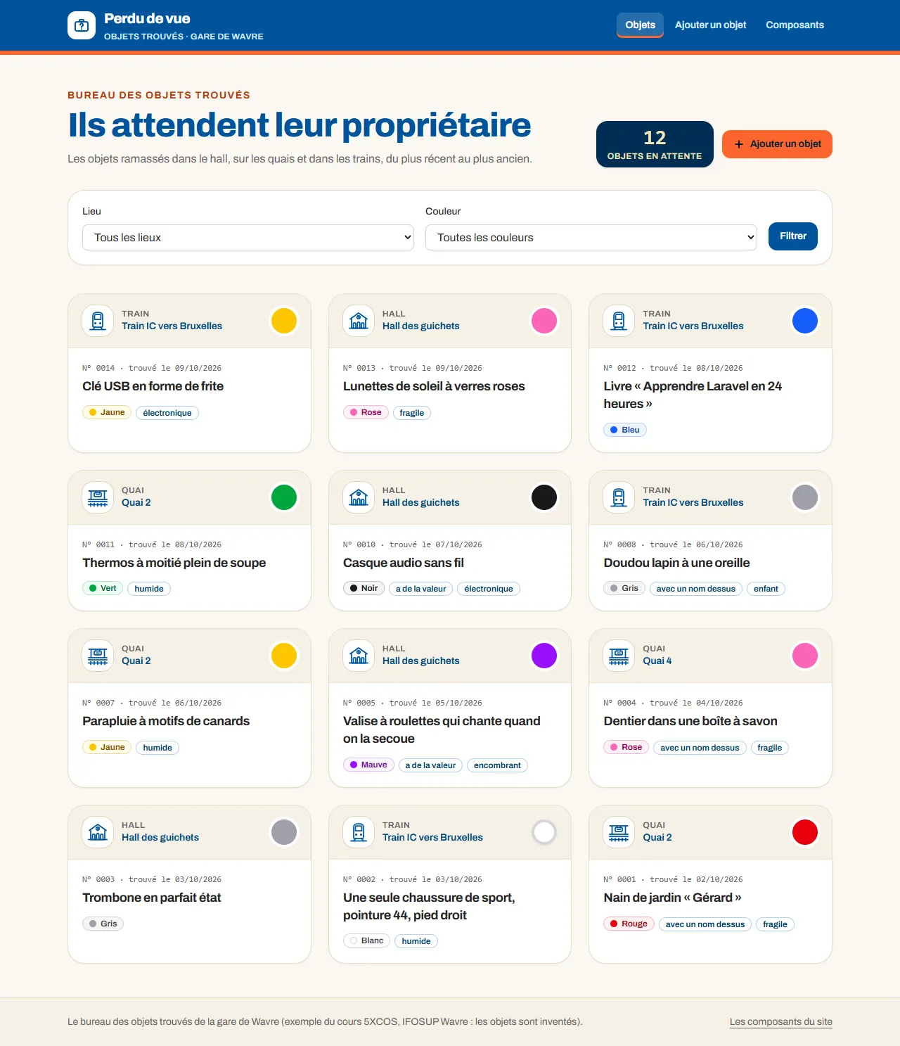 La liste de la solution à 1 280 pixels : l'en-tête bleu « Perdu de vue », le titre « Ils attendent leur propriétaire », le compteur de douze objets en attente, le bouton orange « Ajouter un objet », les filtres Lieu et Couleur, puis douze cartes sur trois colonnes, chacune avec le pictogramme et le nom du lieu, une pastille de couleur, le numéro, la date, le nom de l'objet et ses badges