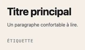 Le titre principal en gras, le paragraphe confortable à lire en dessous, puis l'étiquette en majuscules espacées