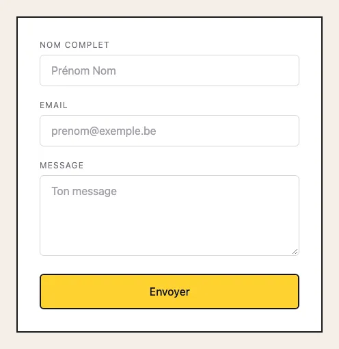 Le formulaire corrigé : champs Nom complet, Email et Message avec leurs labels, et un bouton « Envoyer » jaune pleine largeur