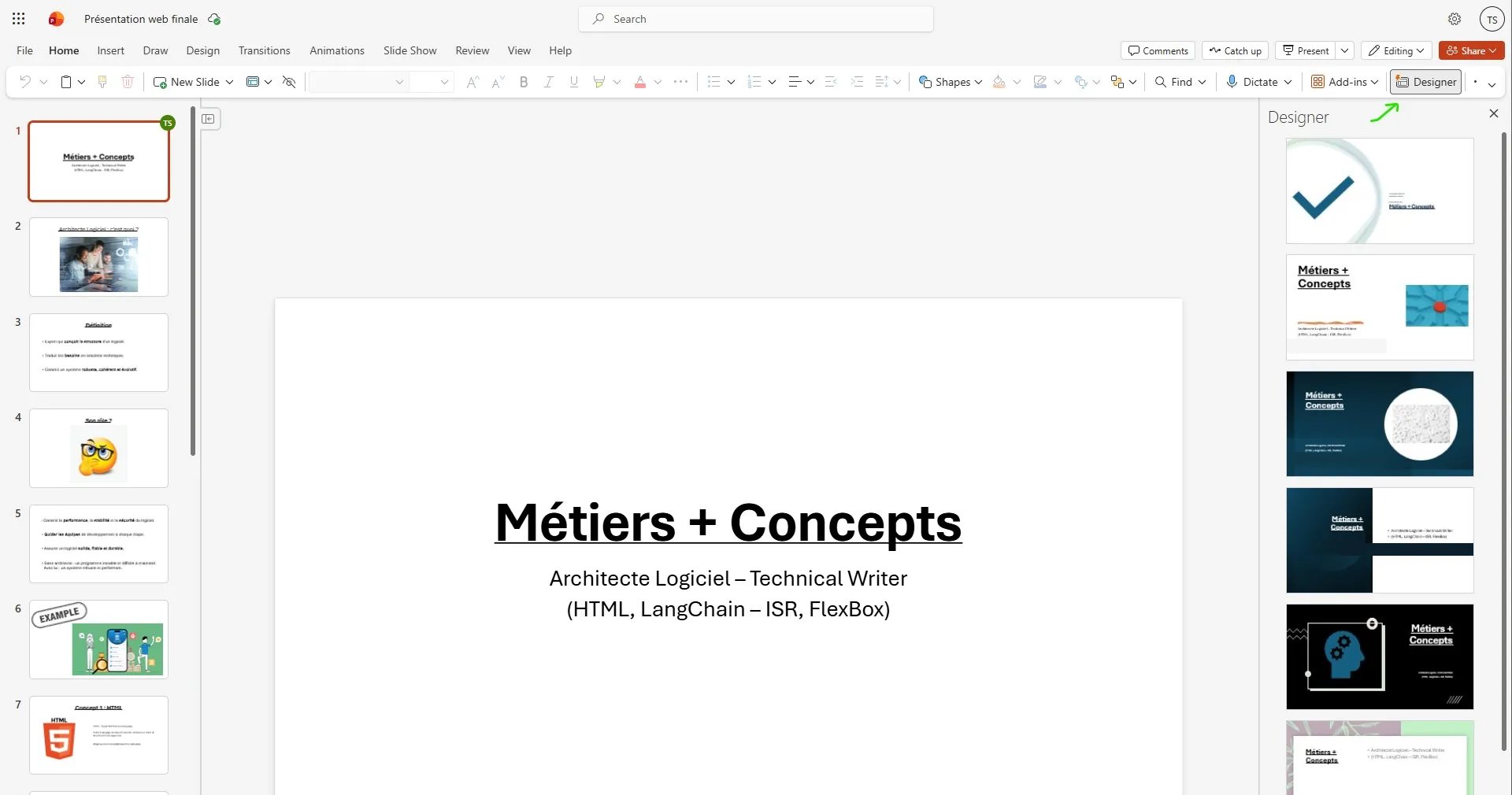 PowerPoint en ligne. Dans l'onglet Accueil (Home), tout à droite du ruban, le bouton Designer est désigné par une flèche verte. Il ouvre un volet à droite de la slide, avec une colonne de mises en page proposées pour la slide de titre affichée au centre.